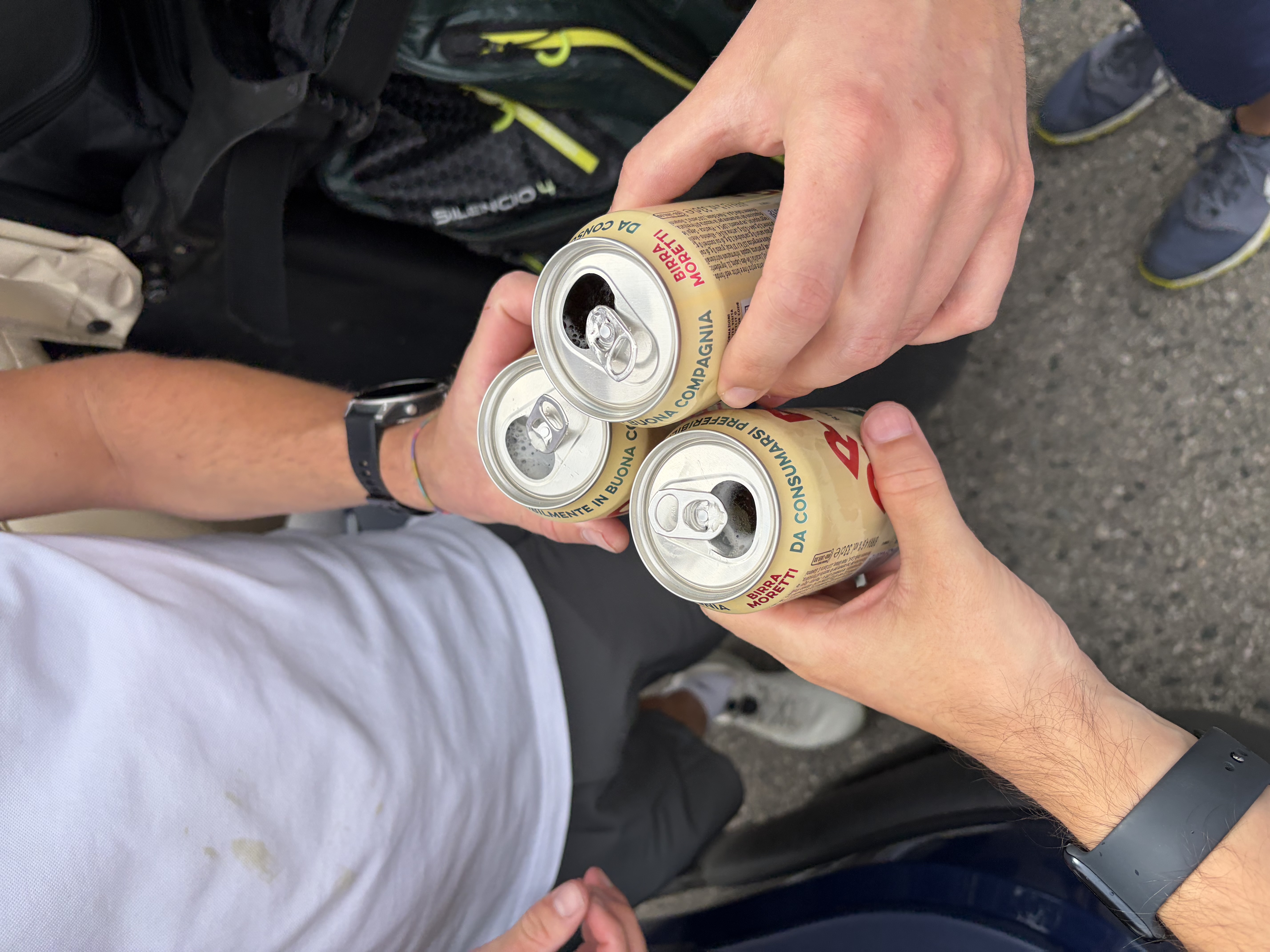 Anstoßen mit Bierdosen nach der Runde